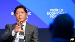 2023年1月18日星期三，在瑞士达沃斯举行的世界经济论坛上，菲律宾总统费迪南德·小马科斯参加了一场对谈。（照片来源： 美联社）