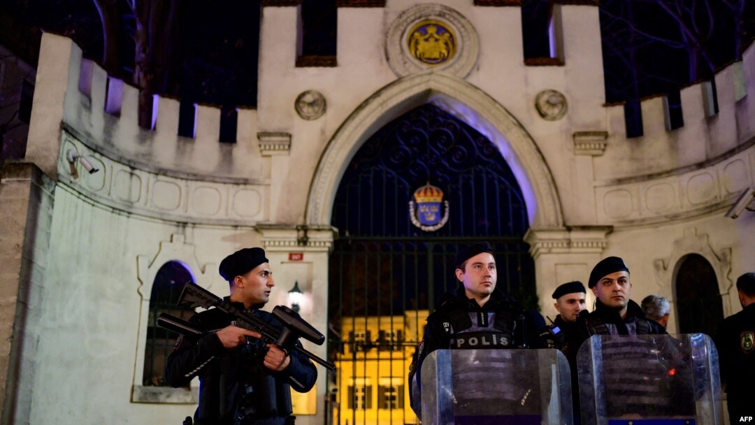 Sejumlah polisi berjaga di depan gerbang masuk Konsulat Jenderal Swedia, di Istanbul, Turki, pada 21 Januari 2023. (Foto: AFP/Yasin Akgul)