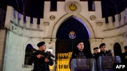 Sejumlah polisi berjaga di depan gerbang masuk Konsulat Jenderal Swedia, di Istanbul, Turki, pada 21 Januari 2023. (Foto: AFP/Yasin Akgul)