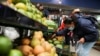 “Ahora me toca comprar la mitad”: La inflación golpea el bolsillo de los colombianos