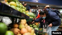 Una mujer compra en la plaza del mercado de Paloquemao, en medio de una inflación que alcanza las cifras más altas en años, en Bogotá, Colombia, el 7 de octubre de 2022.