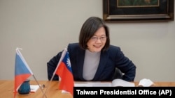 台湾总统府发布的照片显示，台湾总统蔡英文在与捷克当选总统帕维尔进行电话通话。 （2023年1月31日）