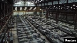 Десятки немецких танков «Леопард-1» и других бронированных транспортных средств, принадлежащих бельгийской компании OIP Land. Турне, Бельгия. 31 января 2023 года.