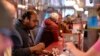 Sejumlah pelanggan mendatangi restoran Red Arrow Diner di Manchester, New Hampshire, pada 8 Februari 2020. Restoran tersebut menjadi tempat yang sering dikunjungi presiden AS dalam lawatannya ke New Hampshire. (Foto: AFP/Joseph Prezioso)