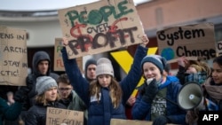 Greta Thunberg wa Sweden, kushoto, na watetezi wa hali ya hewa maarufu kama mtandao wa "Fridays for Future" movement wakifanya maandamano yasiyoruhusiwa siku ya kufunga Mkutano wa kila mwaka wa Jukwaa la Uchumi wa Kimataifa, WEF, Davos, Uswisi, Jan. 20, 2023. 