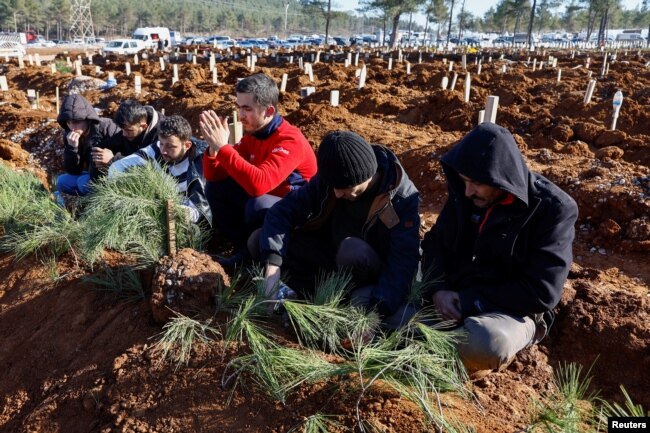 Makam korban-korban gempa berkekuatan 7.8 magnitudo yang meluluhlantakkan Turki dan Suriah, di Kahramanmaras, Turki, 9 Februari 2023. (Foto: REUTERS/Suhaib Salem)