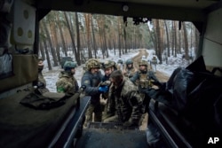 Médicos militares ayudan a un soldado herido a subir a un vehículo de evacuación cerca de Kremenna, en la región de Luhansk, Ucrania, el 1 de enero de 2019.  16, 2023.