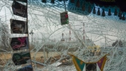 La central eléctrica se ve a través de una ventana rota de un camión dañado luego de un ataque con cohetes rusos en Kiev, Ucrania, el 26 de enero de 2023.