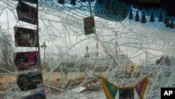 La central eléctrica se ve a través de una ventana rota de un camión dañado luego de un ataque con cohetes rusos en Kiev, Ucrania, el 26 de enero de 2023.