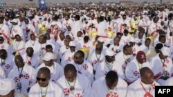 Dès mardi soir, des fidèles affluaient vers l'aéroport de Ndolo pour veiller toute la nuit jusqu'à la messe en plein air présidée par le pape François.