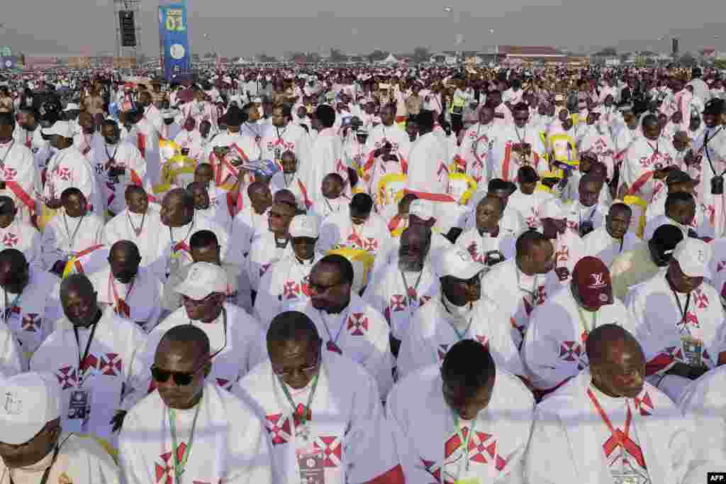 Fiéis cantam enquanto esperam que o Papa Francisco chegue para a Missa Papal no Aeroporto de N&#39;dolo. Fev 1, 2023