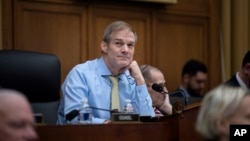 El presidente de la Comisión Judicial de la Cámara de Representantes, Jim Jordan, dirige la primera reunión de su panel bajo la nueva mayoría republicana mientras organiza las reglas operativas, en el Capitolio en Washington, el miércoles 1 de febrero de 2023. 