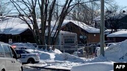 Polisi mengamankan lokasi terjadinya insiden sebuah bus kota (tengah) menabrak tempat penitipan anak yang menyebabkan sedikitnya dua anak tewas, di kota Montreal, Kanada hari Rabu 8 Februari 2023. 