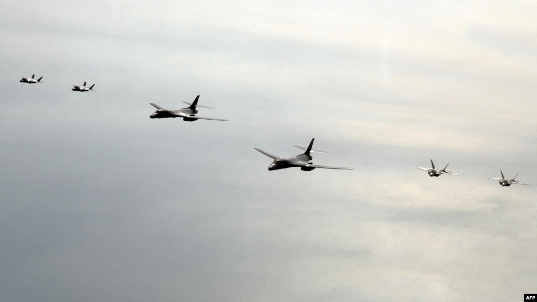 지난 2월 일 한국 서해 상공에서 실시된 2023년 첫 미한 연합공중훈련에 미군 B-1B 전략폭격기(가운데)와 F-22 전투기(오른쪽), 한국군 F-35(왼쪽) 전투기가 동원됐다.