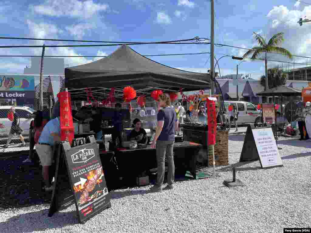 Kioskos de comida latinoamericana ofrecen platos fusión con la cocina asiática para celebrar el Año Nuevo Lunar el sábado 21 de enero de 2023, dentro de la edición especial del festival de comida al aire libre Smorgasburg, en Wynwood, Miami.&nbsp;