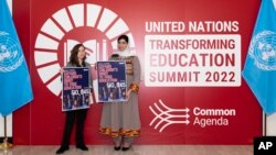 پشتنه درانی، فعال اجتماعی و مدافع حق آموزش دختران در افغانستان (راست)