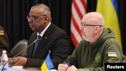 ABD Savunma Bakanlı Lloyd Austin ve Ukrayna Savunma Bakanı Oleysiy Reznikov