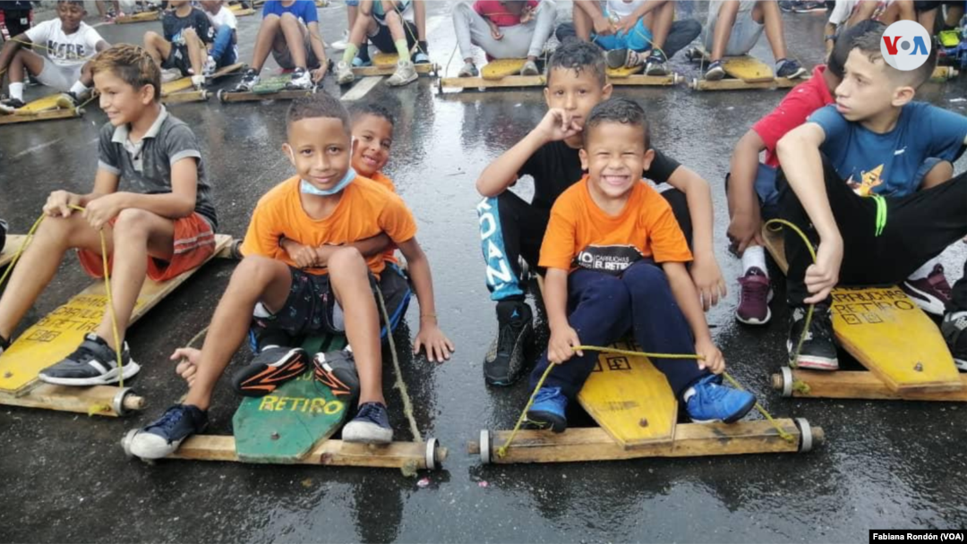 Los niños son los que más disfrutan de las carruchas en barriadas de Caracas, Venezuela.