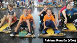 Los niños son los que más disfrutan de las carruchas en barriadas de Caracas, Venezuela.