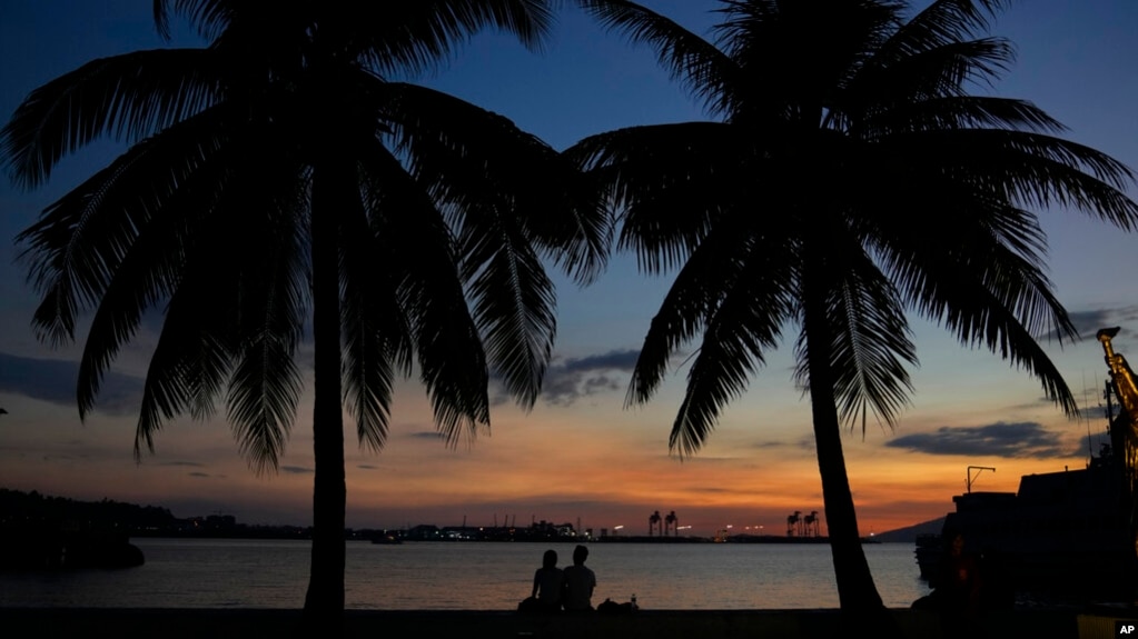 2023年2月6日人们在菲律宾马尼拉西北部三描礼士省苏比克湾自由港区欣赏日落(photo:VOA)