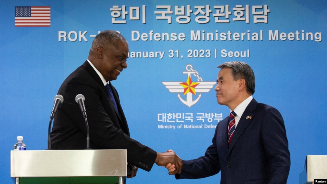 Menteri Pertahanan AS Lloyd Austin berjabat tangan dengan Menteri Pertahanan Korea Selatan Lee Jong-sup setelah konferensi pers bersama di Kementerian Pertahanan di Seoul, Korea Selatan 31 Januari 2023. (Foto: via Reuters)