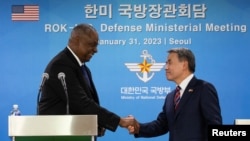 Menteri Pertahanan AS Lloyd Austin berjabat tangan dengan Menteri Pertahanan Korea Selatan Lee Jong-sup setelah konferensi pers bersama di Kementerian Pertahanan di Seoul, Korea Selatan 31 Januari 2023. (Foto: via Reuters)