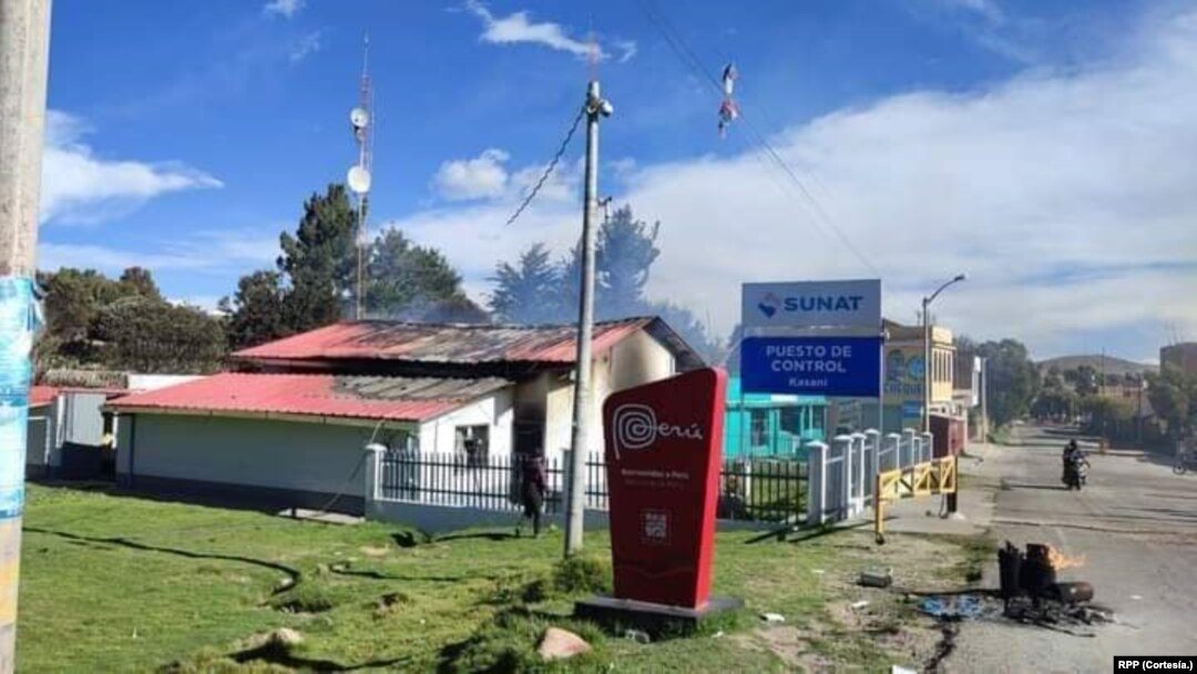 Continúan los ataques a locales de instituciones públicas como a este de la Superintendencia Nacional de Aduanas y Administración Tributaria ubicada en Yunguyo, Puno.