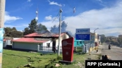Continúan los ataques a locales de instituciones públicas como a este de la Superintendencia Nacional de Aduanas y Administración Tributaria ubicada en Yunguyo, Puno.