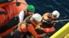 Un migrante es rescatado por miembros de Médicos Sin Fronteras (MSF) durante una operación de búsqueda y rescate en el mar Mediterráneo, el 25 de enero de 2023.