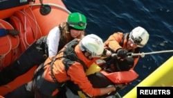 Un migrante es rescatado por miembros de Médicos Sin Fronteras (MSF) durante una operación de búsqueda y rescate en el mar Mediterráneo, el 25 de enero de 2023.