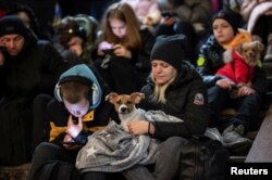 Kyivdə insanlar Rusiyanın kütləvi raket hücumları zamanı metro stansiyasına sığınıb. 10 fevral, 2023.