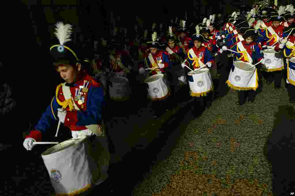 "Tamborilleros" wearing their uniforms take part in the traditional "La Tamborrada," on El Dia Grande, the main day of the San Sebastian feasts, in the Basque city of San Sebastian, northern Spain.