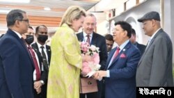 বেলজিয়ামের রাণী ম্যাথিল্ডেকে অভ্যর্থনা জানাচ্ছেন পররাষ্ট্রমন্ত্রী ড. এ কে আব্দুল মোমেন 