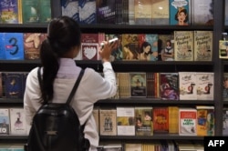 ILUSTRASI - Seorang pelanggan tengah melihat-lihat buku di sebuah toko di Jakarta, 12 Oktober 2015. (AFP / ROMEO GACAD)