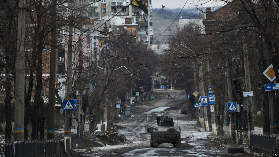 Tentara Ukraina mengendarai sebuah Humvee di Kota Bakhmut, wilayah Donetsk, Ukraina, 21 Desember 2022. (Foto: Libkos/AP Photo)