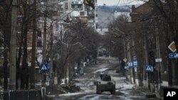 Tentara Ukraina mengendarai sebuah Humvee di Kota Bakhmut, wilayah Donetsk, Ukraina, 21 Desember 2022. (Foto: Libkos/AP Photo)
