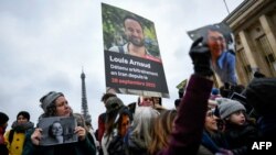 گردهمایی در پاریس در اعتراض به بازداشت لوئی آرنو، شهروند فرانسوی زندانی در ایران. آرشیو