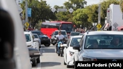 Una persona maneja una moped en La Pequeña Habana, en Miami, el 25 de enero del 2023.