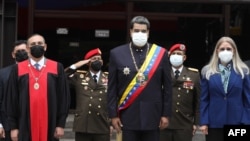 El presidente venezolano Nicolás Maduro acude en enero de 2021 a un acto del poder judicial de su país junto a su esposa, Cilia Flores, a la derecha, y el entonces presidente del Tribunal Supremo de Justicia, Maikel Moreno, aún magistrado.
