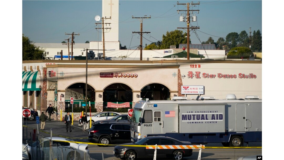 Penyelidik terlihat di luar Star Dance Studio di Monterey Park, California, Minggu, 22 Januari 2023. Penembakan massal terjadi di klub dansa setelah perayaan Tahun Baru Imlek, memicu perburuan terhadap tersangka. (AP/Jae C. Hong)