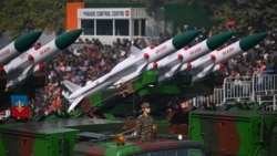 Sistem rudal militer India, Akash, dipamerkan dalam gladi resik Pawai Hari Republik di New Delhi, 23 Januari 2023. (Foto: Money Sharma/AFP)