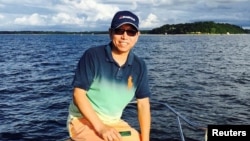 资料照：2015年8月23日，美籍华人李凯在纽约州长岛海湾钓鱼。中国当局自2016年一直拘押李凯。