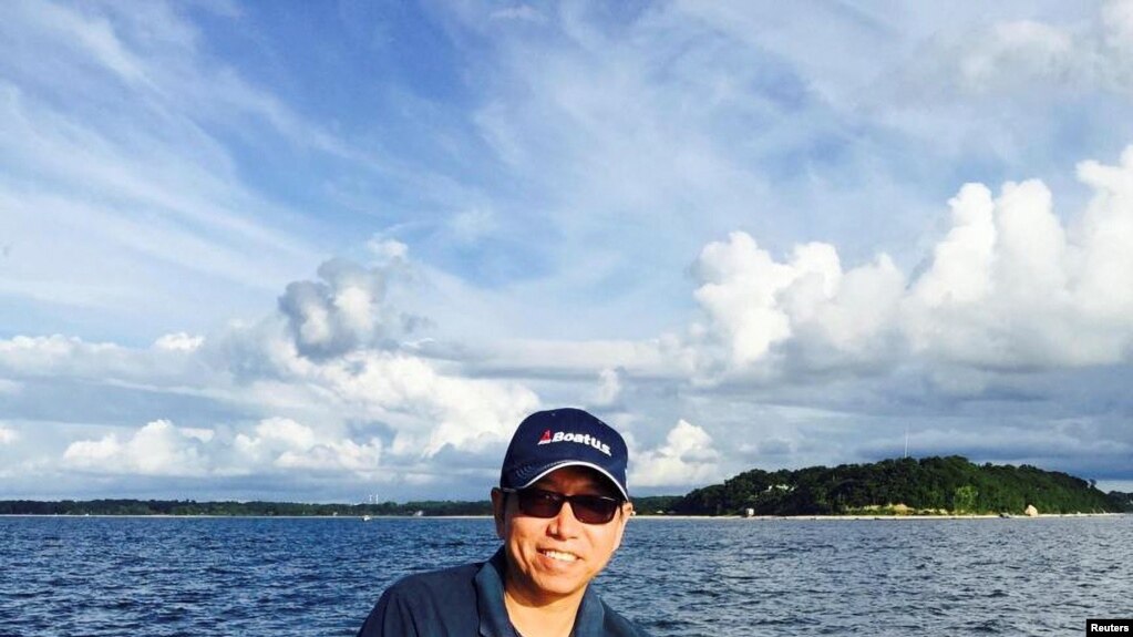 资料照：2015年8月23日，美籍华人李凯在纽约州长岛海湾钓鱼。中国当局自2016年一直拘押李凯。(photo:VOA)