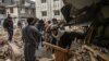 Polisi berpakaian preman berkumpul di atas puing-puing masjid yang rusak setelah ledakan bunuh diri pada 30 Januari di Peshawar pada 1 Februari 2023. (Foto: AFP)