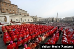 Para biarawan menghadiri misa pemakaman mantan Paus Benediktus di Lapangan Santo Petrus di Vatikan, 5 Januari 2023. (Foto: Vatican Media via Reuters)