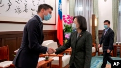 台湾总统府提供的照片显示台湾总统蔡英文与瑞士联邦议会友台访问团团长莫利纳握手。(2023年2月6日)