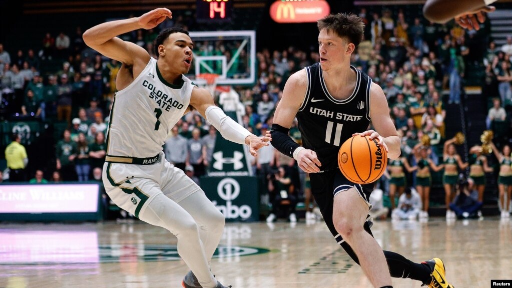 Киянин Макс Шульга (справа) під час гри команд Utah State Aggies проти Colorado State Rams. 4 лютого 2023. Фото: Isaiah J. Downing-USA TODAY Sports/Reuters