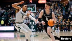 Киянин Макс Шульга (справа) під час гри команд Utah State Aggies проти Colorado State Rams. 4 лютого 2023. Фото: Isaiah J. Downing-USA TODAY Sports/Reuters