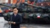 资料照片：在波兰欢迎首批韩制坦克与榴弹炮抵达港口城市格丁尼亚的仪式上，韩国防卫事业厅厅长严东焕发表讲话。(2022年12月6日)