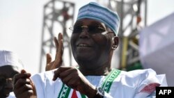 លោក Atiku Abubakar បេក្ខជន​ប្រធានាធិបតី​មក​ពី​គណបក្ស​ប្រជាជន​ប្រជា​ធិបតេយ្យ បង្ហាញ​ខ្លួន​ក្នុង​ការ​ប្រមូល​ផ្តុំ​ធ្វើ​យុទ្ធនាការ​ឃោសនា​បោះឆ្នោត​មួយ​ក្នុង​រដ្ឋ Kano ភាគពាយ័ព្យ​ប្រទេស​នីហ្សេរីយ៉ា កាលពី​ថ្ងៃទី៩ ខែកុម្ភៈ ឆ្នាំ២០២៣ នៅ​មុន​ការបោះឆ្នោត​ប្រធានាធិបតី​ថ្ងៃទី២៥ ខែកុម្ភៈ ២០២៣។